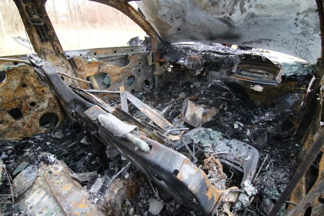 Częstą przyczyna pożaru samochodu jest zwarcie instalacji elektrycznej. 