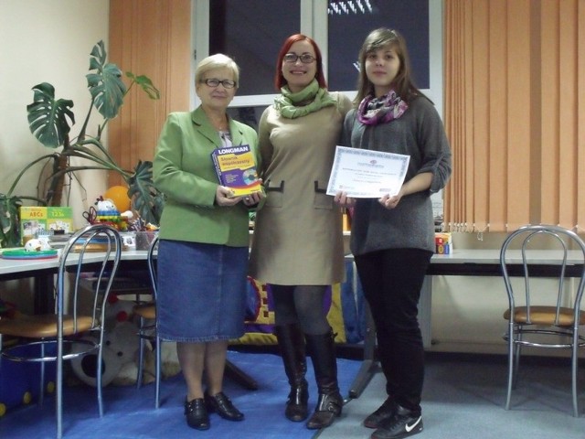 Zofia Bogdańska (pierwsza z lewej) i Ewa Bastek (pierwsza z prawej) otrzymały nagrody w siedzibie Szkoły Języków Obcych "Rozmawiamy&#8221;, z rąk jej właścicielki, Sylwii Skalskiej
