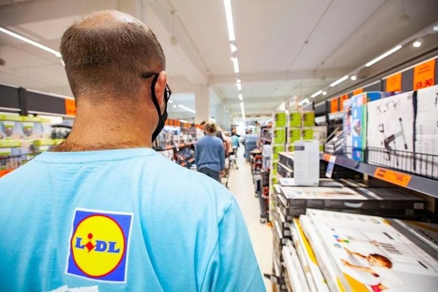 Sieć handlowa Lidl poszła śladem Biedronki i uruchomiła w Polsce swój pierwszy oddzielny outlet. Produkty będą tańsze nawet o 80 proc. Na razie jest to placówka testowa. Czy Lidl otworzy więcej tego typu sklepów? Czytaj dalej. Przesuwaj zdjęcia w prawo - naciśnij strzałkę lub przycisk NASTĘPNE