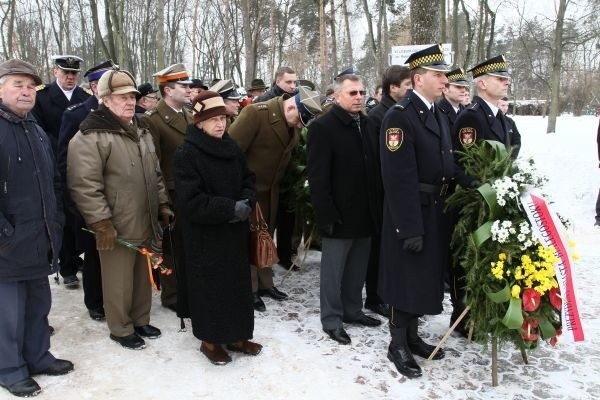 W południe niewielka grupa Sybiraków i oficjeli oddała hołd Polakom, którzy zostali wywiezieni na nieludzką ziemię