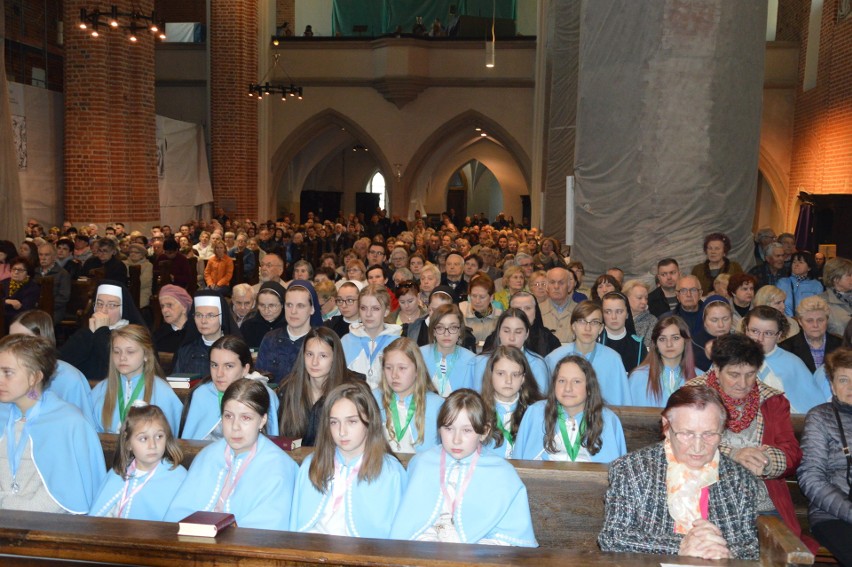 Wielki Piątek w Katedrze Opolskiej. Najświętszy Sakrament został przeniesiony do Bożego Grobu