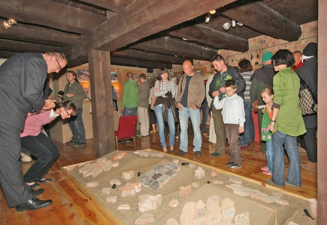 Wielu pasjonatów historii przyszło do muzeum na otwarcie wystawy "Wyniki badań na Górze Zamkowej w Grudziądzu".