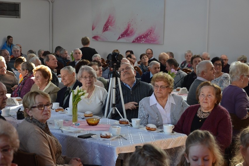 Dzień Babci i Dziadka wciąż trwa. Do domu kultury w Kobylance przyszło 160 babć i dziadków, by podziwiać wnuki