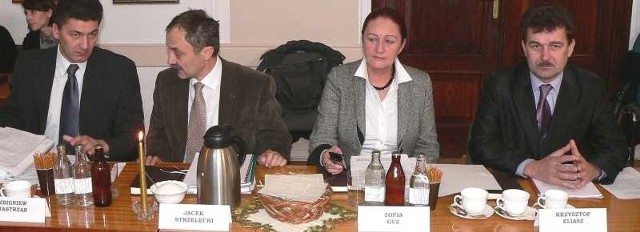 Zofia Guz - jedynaczka w buskiej Radzie Powiatu - ma podczas sesji doborową męską eskortę, którą tworzą (od lewej): Zbigniew Jastrząb, Jacek Strzelecki i Krzysztof Eliasz.