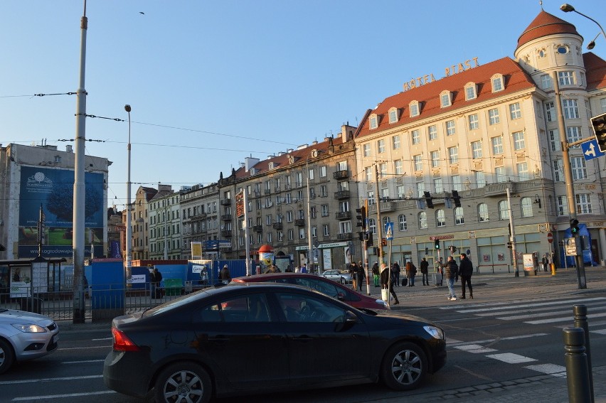 Budowa "szklanego domu" przy Dworcu Głównym PKP już wystartowała (ZDJĘCIA)