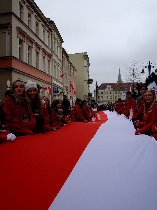 Wolontariusze pokazali w Śródmieściu wielgachną flagę.
