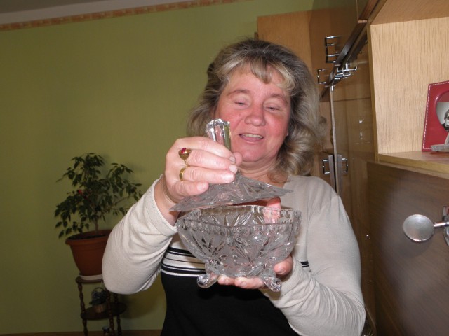 Pani Elżbieta z uśmiechem wprowadza na pokoje. Na półkach kryształy, wazony, szklanki, kieliszki. Made in "Irena".