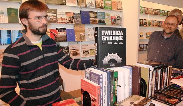 Jeden z autorów, Włodzimierz Grabowski informuje, że monografia była już prezentowana na XIX Targach Książki Historycznej w Warszawie. Na zdjęciu: stoisko Księgarni Odkrywcy.
