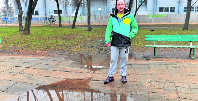 - Niestety, o tej porze roku są miejsca w parku, gdzie z powodu błota i stojącej wody nie da się przejść, nawet po alejach - mówi pan Marcin, spotkany na radomskich Plantach.