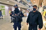 Policjanci i klienci. W handlowy weekend tłumy na zakupach i kontrole w centrach handlowych w Łodzi, m.in. w Galerii Łódzkiej ZDJĘCIA