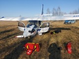 Awaryjne lądowanie awionetki koło Opoczna. 23-letni pilot źle się poczuł. Doszło do zderzenia z ziemią