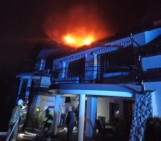 Ogień na dachu domu w Suchedniowie. W akcji cztery zastępy strażackie