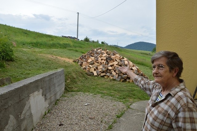 Po deszczu woda spływa z drogi  przed tym murem na mój dom - skarży się 74-letnia Elżbieta Olejnik