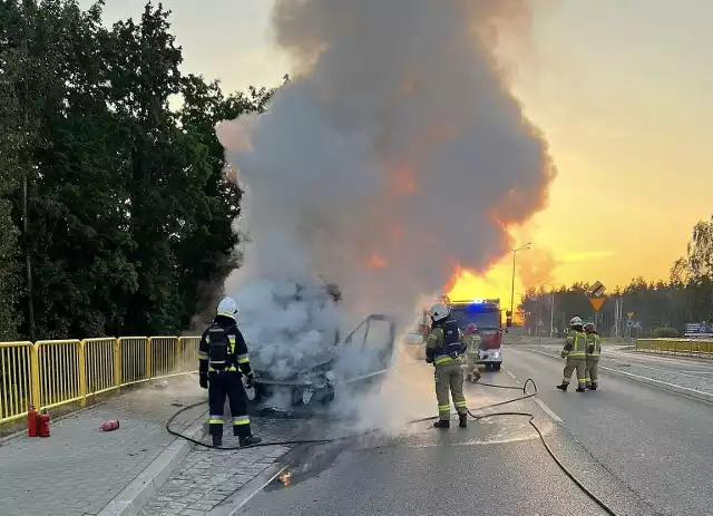 Pożar samochodu dostawczego przy drodze w Żołędowie został zgłoszony 6 czerwca nad ranem.