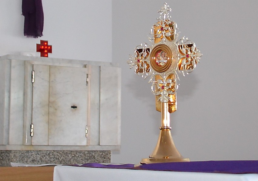 Relikwia Jana Pawła II będzie cały czas w kaplicy. Wierni...
