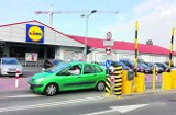 Lidl stawia parkomaty i szlabany przy sklepach