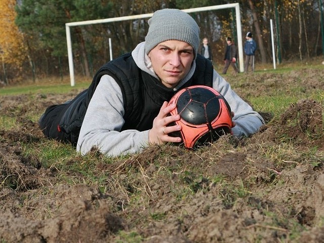 - Boisko jest tak zryte, że nie można na nim grać &#8211; mówi Rogala, wiceprezes klubu AS Pieski.