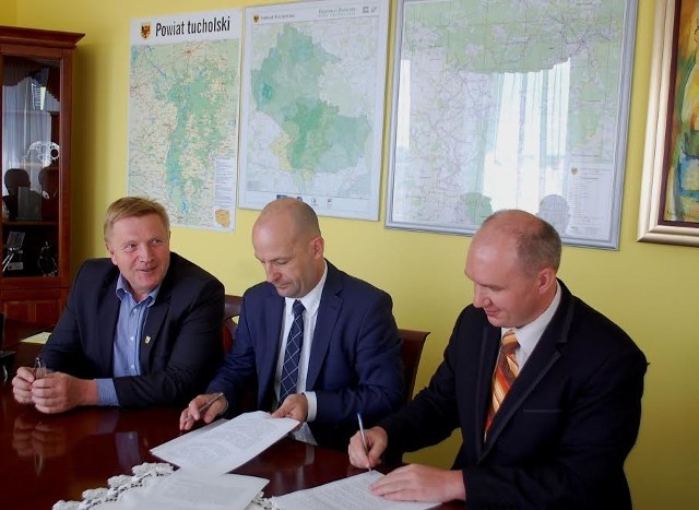 Na spotkaniu w starostwie wójt gminy Kęsowo  Radosław Januszewski (pierwszy z prawej) podpisał list intencyjny.
