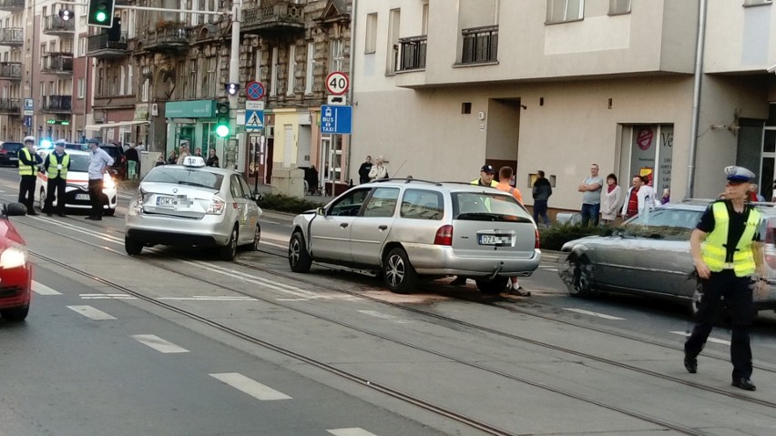 Wypadek na Traugutta. Nie zauważył taksówki na buspasie. Nie miał prawa jazdy...