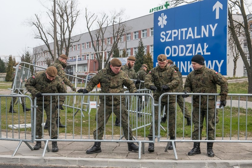 Pracownicy śląskiego NFZ szkolą żołnierzy Wojsk Obrony Terytorialnych. Pierwsi żołnierze w szpitalach pojawią się 6 listopada