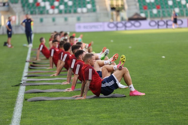 Piłkarze Rakowa w poniedziałek trenowali na stadionie w Sosnowcu.Zobacz kolejne zdjęcia. Przesuwaj zdjęcia w prawo - naciśnij strzałkę lub przycisk NASTĘPNE