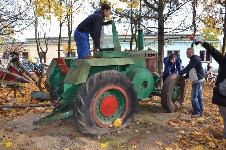 Rusocin: Wiele osób chce pomóc w renowacji historycznego ursusa C451 [ZDJĘCIA]