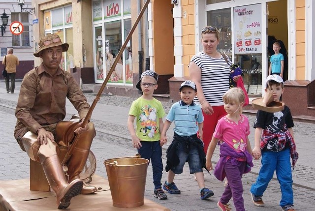 Żywe posągi ozdobiły ul. Grudziądzka. Zachwyciły przechodniów