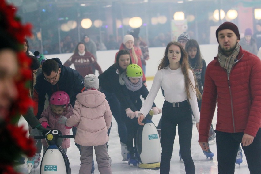 Zatańczyli na lodzie w swetrach. Świąteczna akcja w Icemanii. Zobacz zdjęcia!