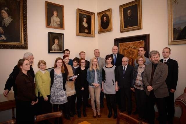 Laureaci konkursu i ich opiekunowie. Łącznie przyznano cztery nagrody pierwsze, dwie nagrody drugie, jedną nagrodę trzecią oraz cztery wyróżnienia