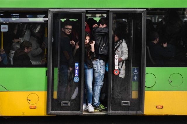 06.04.2016 poznan lg autobus za tramwaj mpk tlumy pasazerowie utrudnienia. glos wielkopolski. fot. lukasz gdak/polska press