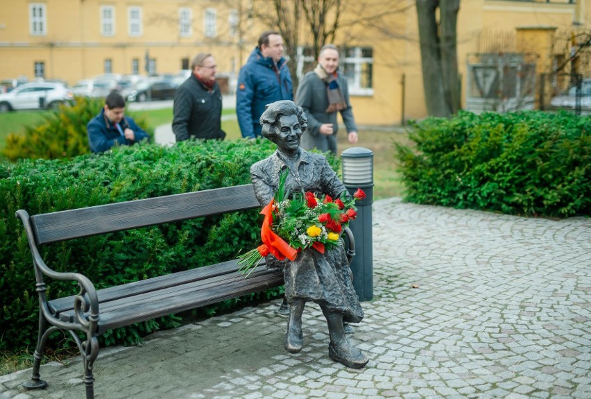 W Koszęcinie odsłonięto pomnik-ławeczkę współzałożycielki...