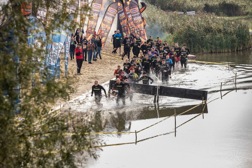 Runmageddon Kraków. Rywalizowało cztery tysiące śmiałków. Błotnista zabawa i... oświadczyny na mecie ZDJĘCIA 