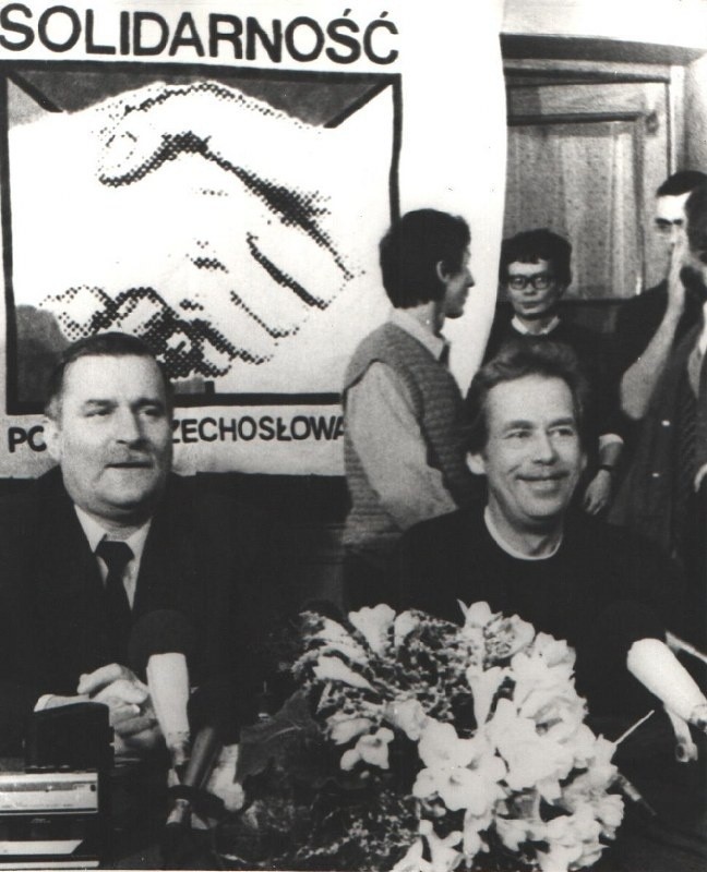Lech Wałęsa i Vaclav Havel, prezydent Czechosłowacji podczas...