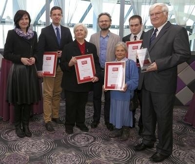 Od lewej stoją: Małgorzata Nitek (wicenaczelna „DP”, Krzysztof Gacek, Władysława Maria Francuz, Marek Kęskrawiec (naczelny „DP”), Helena Gajda, Krzysztof Kwarciak, Mieczysław Lasota. FOT. ANNA KACZMARZ