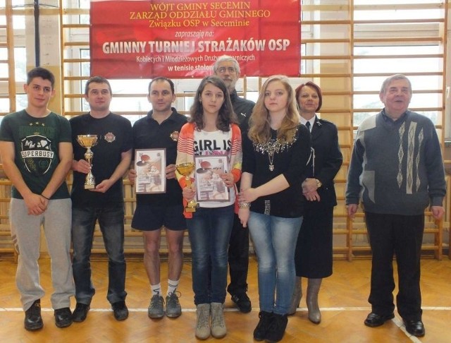Zwycięzcy III Strażackiego Turnieju Tenisa Stołowego w Seceminie z organizatorami i sponsorami nagród.   