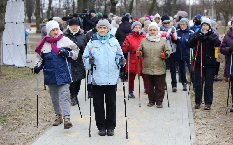 91-letnia łodzianka uprawia nordic walking na Stawach Jana. Dziś obchodzi urodziny! [zdjęcia]