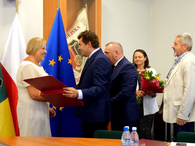 Teresa Kochan nie kryła radości i podziękowała samorządowi miasta Stalowej Woli za lata współpracy