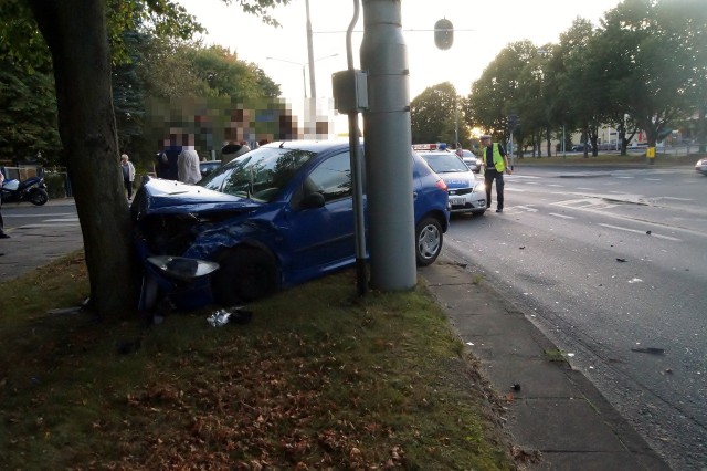 W czwartek około godziny 18 doszło do poważnie wyglądającej kolizji. Zdarzenie miało miejsce na ul. Szczecińskiej w Słupsku. Kierująca osobowym oplem nie zastosowała się do przepisów i uderzyła w peugeota. Uderzenie było na tyle silne, że osobowy peugeot zatrzymał się na drzewie. Wideo z miejsca kolizji 