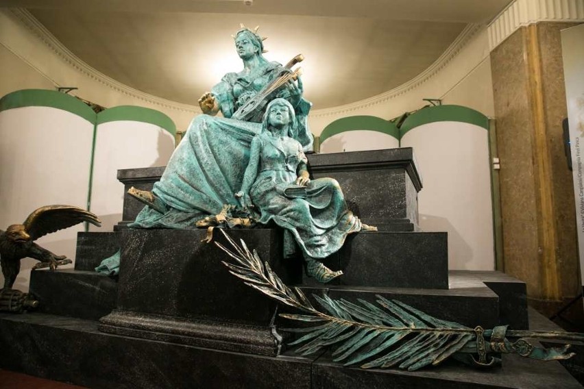 Elementy podstawy pomnika Adama Mickiewicza