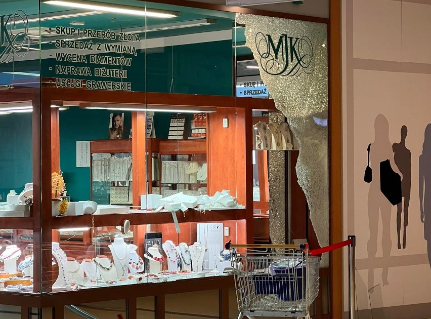 Włamanie do sklepów jubilerskich w galerii handlowej "Alfa" w Grudziądzu [zdjęcia]