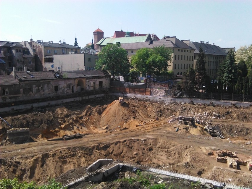 Kraków. Tysiąc szkieletów i skarb pod Wawelem nie wstrzymują budowy apartamentowca [ZDJĘCIA, WIDEO]