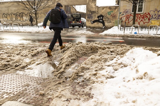 W nocy z poniedziałku na wtorek dużo chmur, miejscami przelotne opady śniegu i deszczu ze śniegiem, nad morzem także deszczu. Lokalnie drogi i chodniki śliskie.