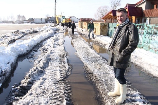 - Odkąd zaczęła się odwilż, nasza ulica znów została podtopiona. Woda zaczęła wchodzić nam już do garaży &#8211; mówi Sławomir Zimnicki, mieszkaniec ulicy Oleńki w Radomiu.