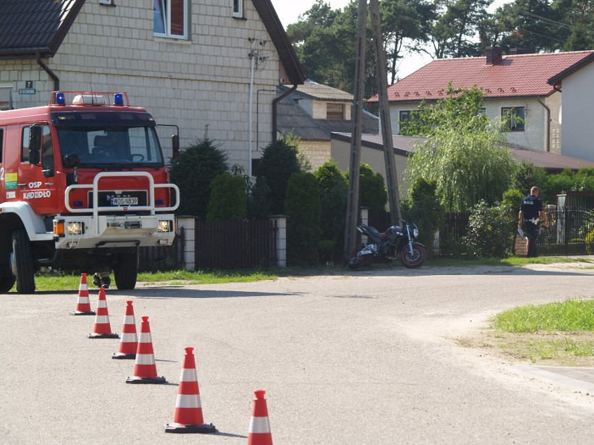 Wypadek w Kadzidle. Motocyklista - 24-letni mieszkaniec powiatu ostrołęckiego - wjechał w ogrodzenie posesji