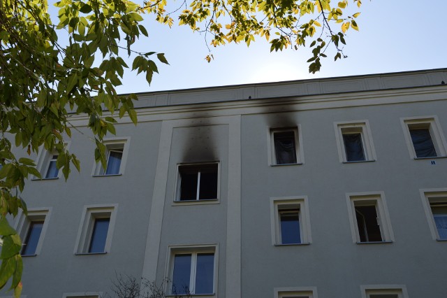 Nad mieszkaniem, gdzie we wtorek wybuchł pożar, widać ślady okopconego przez dym tynku