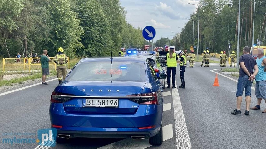 Wypadek na DK 63 na trasie Zambrów - Łomża. Toyota zderzyła się z volkswagenem. Trzy osoby trafiły do szpitala