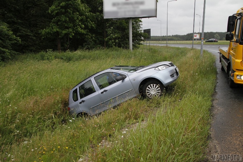 Kierująca srebrną mazdą kobieta straciła panowanie nad...