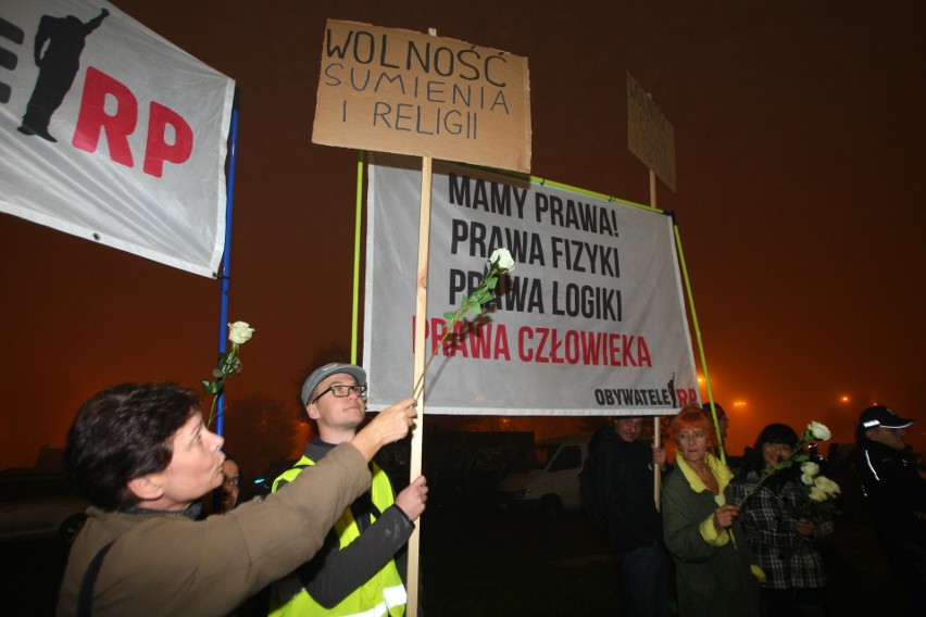 "Klątwa" we Wrocławiu. Różaniec i protesty przed kontrowersyjnym spektaklem [ZDJĘCIA]