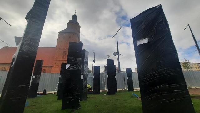 Na skwerze 31 Sierpnia 1982 stoi już wystawa IPN-u dotycząca gorzowskich protestów opozycji antykomunistycznej. Instalacja czeka na odsłonięcie.