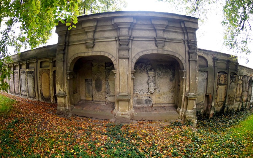 Wieczór na cmentarzu! Noc Muzeów we Wschowie. Wieczorem można za darmo z przewodnikiem zwiedzić lapidarium